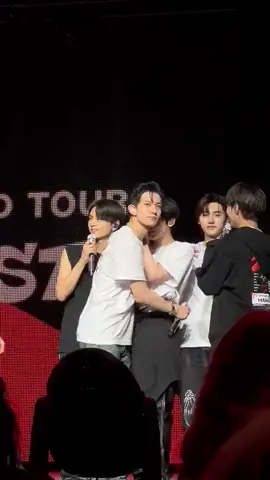 Sunoo cried on their last US stop and the members gathered again around him + heeseung hugging sunoo🥺♥️ crdts: prodbyengene #enhypenedit #enhypen #heesung #sunoo #jay #jake #sunghoon #junngwon #niki #engene #fyp #foryou #foryoupage 