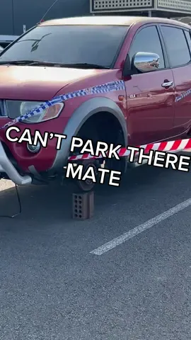 Move it or loose it mate 😳🤔 #cantparkthere #cantparktheremate #whoopsie 
