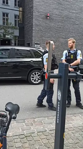 teoría confirmada: los 👮en Dinamarca están buenismos‼️ #tebuscarebandido #otranoche #bandidochallenge #denmark🇩🇰 #police #cope #tiktokhazlotuyo #viral #fypシ 