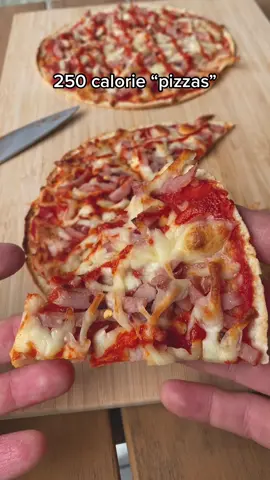 These are one of my favourite low calorie meals 🍕 20g protein & 250 calories each 🤤  . #foodin5 #EasyRecipe #quickrecipes #easymeal #quickdinner #quicklunch #lunch #lunchideas #healthyrecipes #gymrat #gymgirl #gymbro #lowcarb #lowcalorierecipe #lowcalorie #diet #weightloss #fatloss #nutrition #cutting #fitnessmotivation #GymTok #highprotein 
