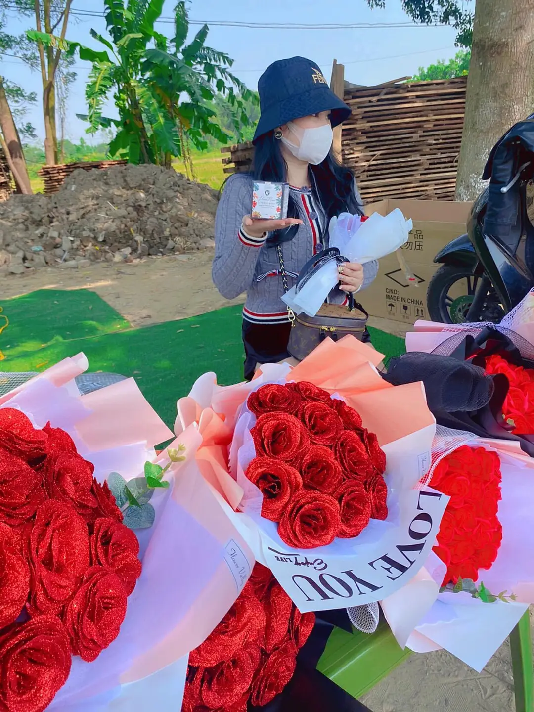 Em rất đắt và cũng rất rẻ ….!! Em rẻ ở chỗ là khi bên anh, em không phải vì tiền  Còn đắt ở chỗ , nếu Em không còn yêu Anh nữa , Anh có cầm bao nhiêu tiền cũng không có được Em ...🙂