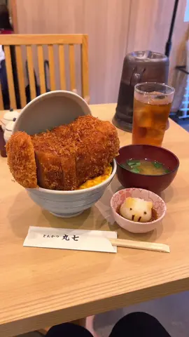 日本一ぶ厚いカツ丼！とろとろ半熟のたまごの上に600gのカツがのってて食べ切れない分は持ち帰りもできる🍚 #東京グルメ #とんかつ丸七 