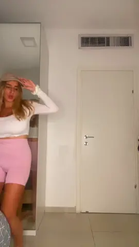 פעם שנייה גלידה. איזו גרסא יותר אהבתם? את הגרסא הזאת או הקודמת? אני אוהבת יותר את הגרסא הזאת😋 #foryoupage #foryou #4upage 