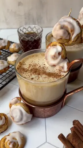 This cinnamon roll latte is the perfect fall drink. It’s warm, comforting and absolutely delicious🤎 #cinnamonroll #latte #cinnamonrolllatte #latterecipe 