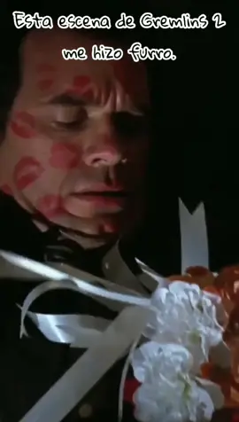 Forster el empleado de Clamp Center inicialmente huía de Greta Gremlin, pero al final de la película cedió a sus avances y se encogió de hombros, dejandose llevar por los mimos de Greta. #gremlin #gremlins #gremlins2 #gretagremlin #forster #Love #guizmo #mogwai #movie #halloween #cristmas #humor 