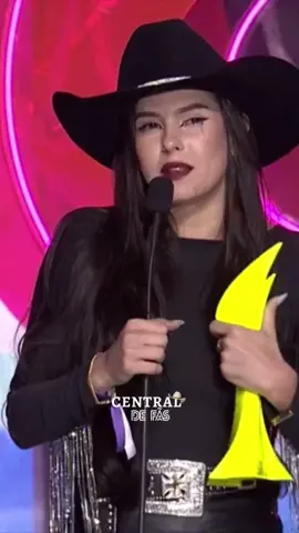 É DELAAAAAA!!! 🎉🎉  Ana Castela ganhou o prêmio de Revelação do Ano e foi mais que merecido! Agradecemos de coração por todos vocês que tiraram um tempinho para votar nela e por todo esse carinho que vocês tem com a Boiadeira mais amada do Brasil! Que orgulho, gente! 😍  Esse é só o primeiro de muitos 🙏🏆💙 #anacastela #anacastelacantora #premiomultishow 