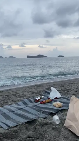 Beach + Alak + Good Company  #ikadukzambalestravels #ivatan #fyp #ikaduk #traveltiktok #thebeautywithinzambales #zambales #itsmorefuninthephilippines 