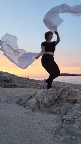 Silk fan flow in Hvar under the sunrise 🌅 #silkveilfans #flowdance #veildance #dance #hvar #silkfans 