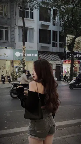 đồ đen + chụp sau lưng = auto đẹp 😝 #kieutrang21 