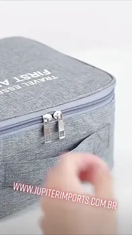 Você possui uma bolsa de primeiros socorros?  Ela é muito importante para você organizar e deixar de fácil acesso para todas as pessoas caso ocorra alguma situação de emergência.  Tenha facilmente todos os seus remédios e medicamentos em uma viagem com a mini bolsa, também com repartições incríveis e bem otimizada. . . . . . . #viral #lojaonline #fretegratis #facilidades #primeirossocorros #medicina #emergencia #viagem #facilidade 