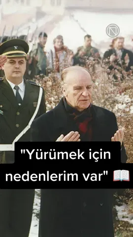 Saraybosna ağır ateş altındayken Aliya İzetbegoviç, bir grup muhabirle buluşmak için sokağa çıkar. Çünkü 