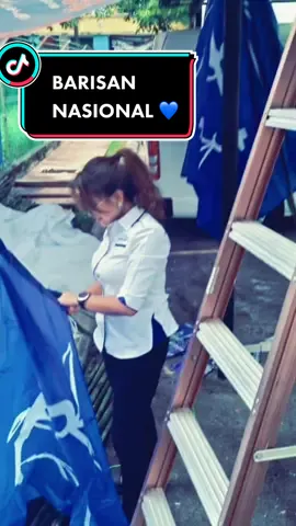 Ini Barisan Nasional boss 💙 balik kerja terus ke pejabat bahagian. Kita tolong brader brader pasang bendera. Di samping itu, saya dapat belajar cara ikat bendera dan pasang bendera. Ayuh jentera jentera BN! Semangat OK! #jedagjedug  #BahagianBatu #barisannasional #adik97 #janganfyp #kemakmurandemikestabilan #dulukinidanselamanya 