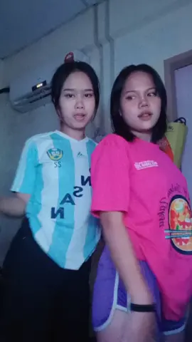 yg di sebelah sya tu sdh sakit Tapi blh lagi menari 