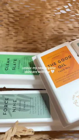 making me fall in love with my make up free skin all over again @the.organic.skin.co 🤍✨ #influencer #femalecontentcreator #contentcreator #collegeinfluencer #studentinfluencer #skincare #organicskincare #theorganicskinco #skincaretips #unboxing 