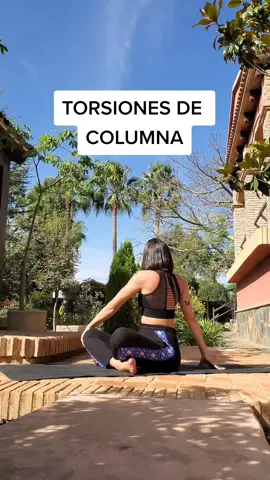 Las torsiones de columna en yoga estiran y flexibilizan la espalda, mejoran la digestión y calman la mente 🦄 #yoga #torsion #yogatorsion #espaldasana 