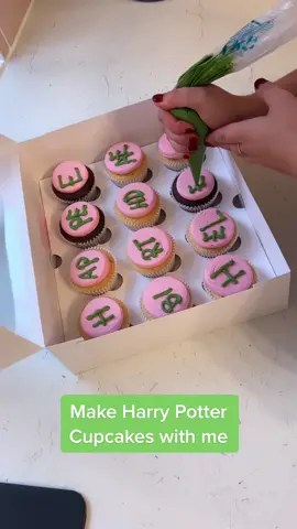 Make Harry Potter cupcakes with me #harrypotter #harrypottertiktok #harrypottercakes #harrypotterfan #harrypottercake #hagrid #hagridscake #hagridharrypotercake #hpcupcakes #harrypotterpov #hagridharrypoter 