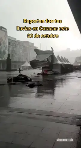 Reportan fuertes lluvias en #Caracas acompañadas con ráfagas vientos este #20Oct.  Este vídeo fue grabado en Plaza Caracas, llevándose varios toldos en el lugar.  Vídeo cortesía.  #Noticias. #Lluvias. #Caracas. #Venezuela #viralvideo 