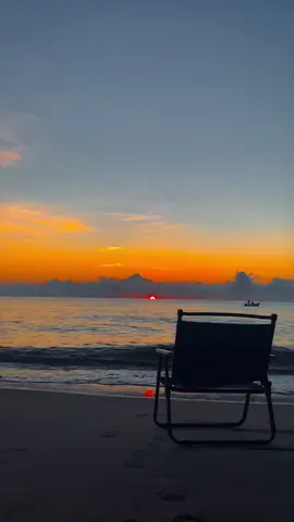 Tidak ada kata’hanya ada rindu…🙃 #beachvibes#healing#sunrise