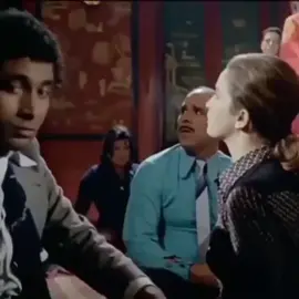 ‏أول مرة شوفتك كان نفسي أسمع صوتك.. ولما اتكلمتي كان نفسي أبص ف عينيك.. ولما بصيت.. حبيتك! أحمد زكي لـ نجلاء فتحي إسكندرية ليه - 1979