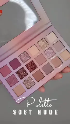 A muito tempo eu desejava essa paleta da @rubyrose_brasil mas estava sempre esgotada e eu desistia de procurar 😔  Esses dias apareceu um anúncio dela e voltei a desejá-la ,sabem porquê? É a paleta que eu amo ter e indicar pra vocês! Ela é muito versátil... toda em tons nude que amamos para aquele esfumado chic do dia a dia ou mesmo para produções mais elaboradas porque os glitters e cores cintilantes são incríveis também!  A paleta SOFT NUDE proporciona ótima pigmentação, com 17 cores, sendo 2 glitters, 10 tons opacos e 5 tons cintilantes, além de um primer para os olhos para garantir melhor fixação da maquiagem.   Era amor antigo pyruas e agora estamos em lua de mel, nos deixem! 🤣  Quem aí já conhecia ela? Se apaixonaram também? 😍  Beijos Melissa! 🍷🍷🍷 hey sexta!   ♡ e essa música beeem mais de 30 quem lembra? Daquelas de sofrer chorando encostada na parede e ir descendo ne 🤣🤣🤣🤣 Lindaaaa!   #rubyrose #paletasoftnude #dicasdemaquiagem #maquiagemnacional #pelemadura #maquiagemsimples