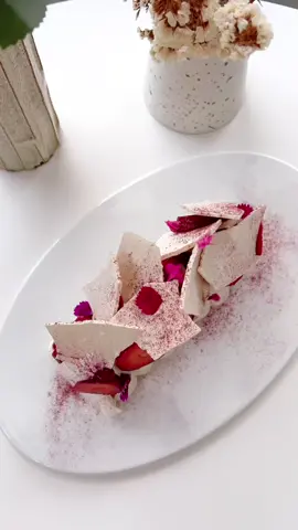 Strawberry Pavlova♥️♥️ #strawberry #pavlova #meringue #dessert 