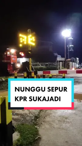 Nunggu kereta lewat 🚂  vid masmelz  #keretaapi #reelsinstagram #sosialmedia #baturaja #kelilingkota #hobikereta #mainankereta #malamhari #infokereta