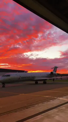 Early morning airport vibes #sunrise #airport #airplane #aircraftmechanic #aesthetic #vibes #sky #aircraft 