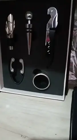 Kit lindo para vinhos, um presente de luxo desse quem não queria? Apaixonei! 🥰 #sacarrolha #vinhos #amovinhos #presentes #amor #luxo #natal #Love #lindo #apaixonada #papelaria #bebidas 