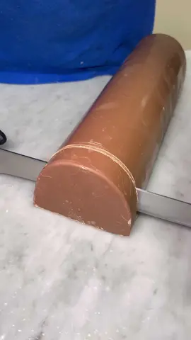 Il torrone dei morti è un dolce tipico della pasticceria napoletana, preparato in occasione della festività di Ognissanti e della commemorazione dei defunti Lo sapevi? #campaniafoodblog  #napoli #torrone #cioccolato #pistacchio #cioccolatobianco 