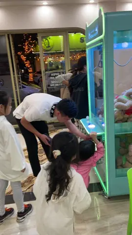 Sau 7749 lần đút tiền vào thì …… Cái kết : bất ngờ chưa bà già 😂😆😆😆