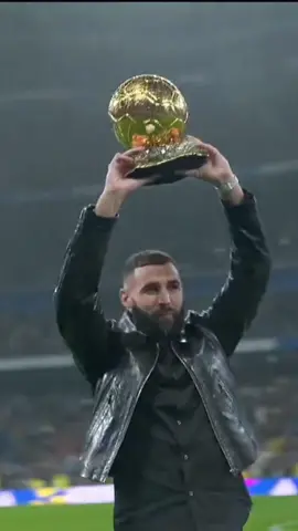 ✨ #Benzema ofrece el #BalónDeOro al Santiago Bernabéu. #LaLiga #LaCasaDelFútbol 