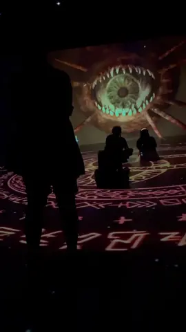 Rasakan perpindahan dimensi ke alam lain dan teror yang menegangkan dengan audiovisual immersive experience!  Sembilan Matahari dan Digital Happiness mempersembahkan sebuah Kala.borasi @kala.kini.nanti dan @dreadoutgame :  JURINGKANG 21 Oktober - 20 November 2022 Kala.Kini Nanti, Paris Van Java | Lantai RL  HTM: Paket Dupa | 2 Orang - IDR 70.000 Paket Menyan | 4 Orang - IDR 120.000 Paket Sajen | 10 Orang - IDR 300.000 Tiket dapat dibeli on the spot.  INGAT, JANGAN DATANG GANJIL!  #juringkang #dreadout #halloween #kalakininanti #kalakininantibandung #sembilanmatahari #digitalartspace #bandung #digitalplatform #fypシ #fyp  #digitalplatformbandung #artexhibition