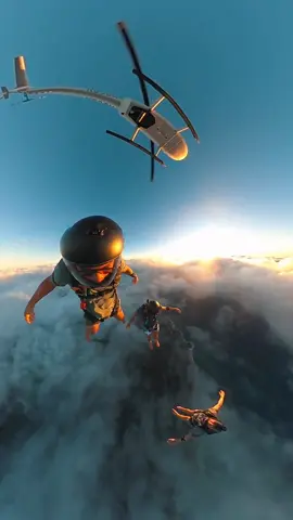Nothing like jumping off a helicopter with your friends in Hawaii #skydiving #hawaii #helicopter 