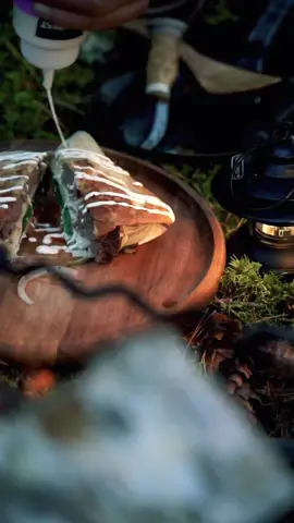#campfire #firewood #outdoorlife #outdoorcooking #matlagning #hamburger #friluftsliv #campa #forest #sweden #food #nature 