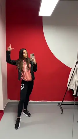 Dancefloor forgatás előtti átváltozás 🤭 #beforeafter #dwts #dancefloor #dancingwiththestars 🥰