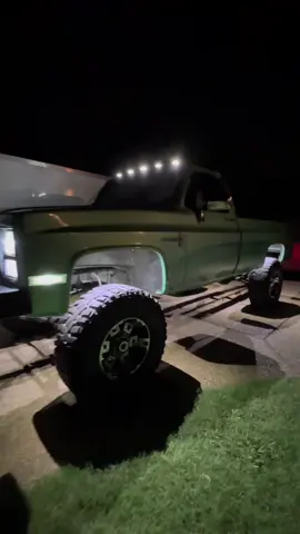 Get out the wayyy (let’s pretend my 350 is fast okay…) @layman_oakley with video creds, he was not driving while videoing! #prettygirl #prettyboycomingthrough #souljaboy #getouttheway #squarebody #squarebodychevy #renegade #renegadelifestyle 