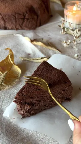 Torta cremosa al cioccolato senza glutine!   Sofficissima e golosa, questa torta conquista tutti😋  Ingredienti  -250g ricotta -125g yogurt bianco cremoso -4 uova -80g zucchero -40g amido di mais -30g cacao amaro -60g cioccolato fondente   Procedimento  In una ciotola capiente unire la ricotta con lo yogurt. Aggiungere i tuorli sbattuti con un cucchiaio di zucchero. Aggiungere l’amido di mais e il cacao setacciati e mescolare con una frusta.  Sciogliere il cioccolato a bagnomaria e unirlo al composto. Montare a neve gli albumi con il restante zucchero e incorporarli all’impatto mescolando a mano dal basso verso l’alto.   Versare l’impasto all’interno di una teglia a cerniera del diametro di 18-20cm rivestita completamente con carta forno. (Controllare che la tortiera a cerniera si sigilli bene altrimenti avvolgerla nella carta di alluminio).  Disporre la teglia all’interno di una teglia più capiente che dovrà essere riempita d’acqua fino a metà. Cuocere a bagnomaria in forno a 150 gradi per 30 minuti. Abbassare la temperatura a 140 gradi e cuocere altri 35/40 minuti.   #tortaalcioccolato #tortamorbida #tortealcioccolato #chocolatelovers #ricettefacili #ricettedolcifacili #ricettefacilieveloci #dolcifacili #dolcifattincasa #tortanuvola #tortasoffice #tortesenzaglutine #ricettesenzaglutine #glutenfreecake #ricetteglutenfree #chocolatecake 