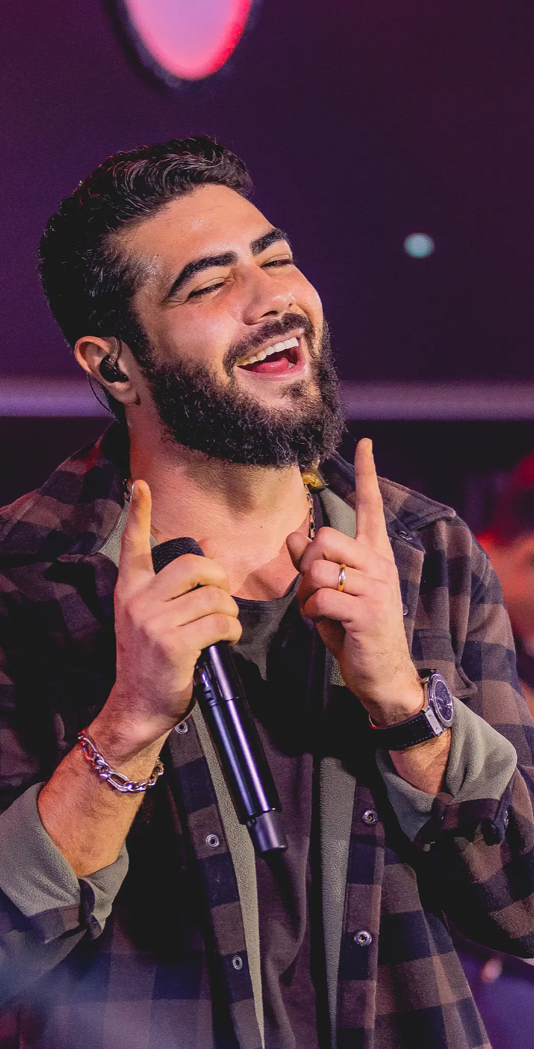 Aí que mora o perigo Aí que eu caio lindo Aí que eu sei das consequências, mesmo assim vou indo É que vale à pena, vale a cama, vale o risco O que é um arranhão pra quem já 'tá fudido? #henriqueejuliano 