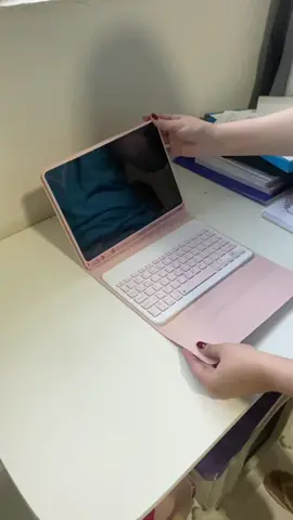 Essa capinha teclado da shoppee é tudooo! Muito perfeita pra quem usa ipad pra estudar/trabalhar 🥰 #ipad #estudos #estudoemcasa #ipadestudos #shoppee 