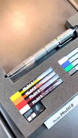 Lapiseira Pentel Multi 8 2.0mm acomoda ao mesmo tempo em seu corpo as 08 cores de grafites #frutodearte #pentel #lapiseira #vemprofruto #art #escrita #desenho #esboço 