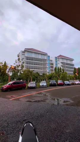 cuma kumpulan anak kampus yang lagi nunggu kelas sambil ngonten