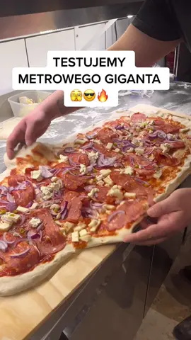 Testujemy metrową pizzę😎 #casadipaoloreda #reda #dc #pizzaitaliana #pizzaalmetro #Foodie #dlaciebie #nowe #inspiracje #robiwrażenie #pizzaiolo #pizza 