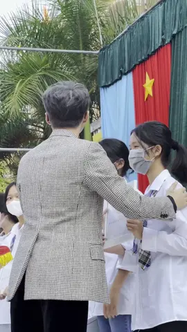 Một đầu tuần thật cảm xúc của Tùng khi được trở về mái trường thân thương THPT Lê Quý Đôn tại Thái Bình.  🌻🌻🌻  #DreamsInTheSky #MTPEntertainment #MTPTalent #SKYDECADE