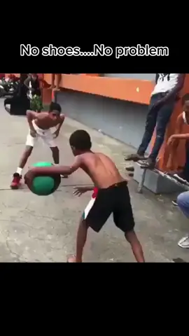 No shoes.....no problem. This kid has some serious moves and goes to show that it’s not about the shoes you wear, it’s about how you move 👣 #thefootcollective #barefoot #basketball #moves #movement #health #basketball #injuryprevention #prehab #education #ottawa #human #agility #strongfeet #athlete #fyp 