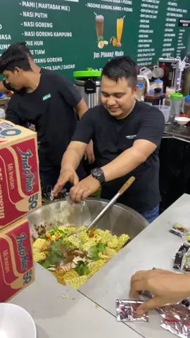 Warkop Paling Ramai di Medan 🔥🔥 Warkop Agam Senyum skrg uda buka cabang di Jalan Bukit Barisan 🥰🥰 Mantap kali bah… Buka 24 Jam ya guys… Lokasinya ada di Jalan Bukit Barisan, deket jalan Krakatau - Medan.. @Warkopagam.cabangmultatuli .. Siapa coba anak medan yang gak tau warkop yang ini? 🥰🥰 Sedap kali ahh.. Malam malam makan indomie.. 