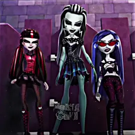 I love these emo gothic looks sm #monsterhigh #frankiestein #draculaura #ghouliayelps #shadowghouls #13wishes #fyp #viral 