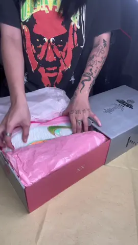 ASME UNBOXING!! Lebron 20 Time Machine available in store and webstore! Visit us at 2 Congressional Avenue, Quezon City or dm us on Instagram: _Flip Clo. #phenomenalsole #flipclo #danegrospe #lebron #lebronjames #king #lebron20 #timemachine #asmr #unboxing 