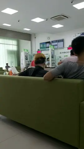 chiều nay m đi 2 ngân hàng sacombank và vietcombank. sacomb dù lượng nhân viên ít hơn nhưng giải quyết vô cùng nhanh. m vô đc 10p đã xong. còn vietcomb m ngồi 10p thấy nhảy mới 2 số. mà nhân viên gấp 2 bên sacomb. các bạn đi trải nghiệm xem cis khập khiễn như e k nha #sacombank #vietcombank #so sánh sacomb và vietcomb