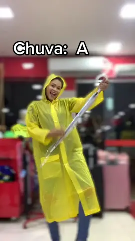 Tempo chuvoso já sabe né?🌧️☔️😌 na IRECÊ voce encontra as melhores capas 🌂#chuva #reels #tiktok #capadechuva #guardachuva #engraçado #comedy #loja 