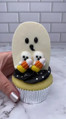 The twins 👻👻 #cupcake #cakeart #halloween #spookyseason #ghostface #trickortreat #baketok